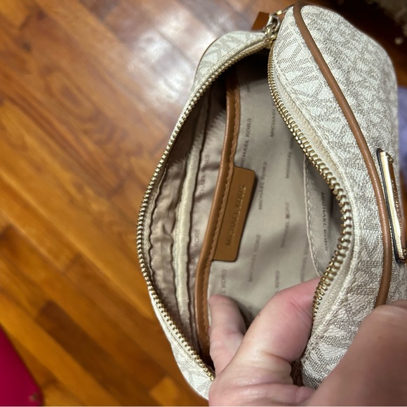 Michael Kors Crossbody Bag Vanilla - Picture 3 of 9